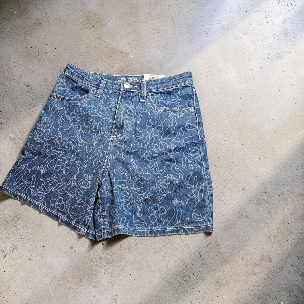 NWT Epic Threads Size 12 Floral Pattern Midi Shorts